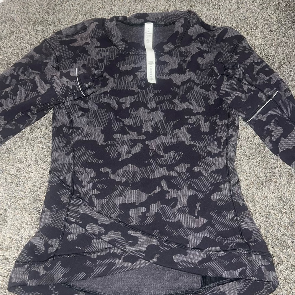 LULULEMON BLACK CAMO SWEATSHIRT